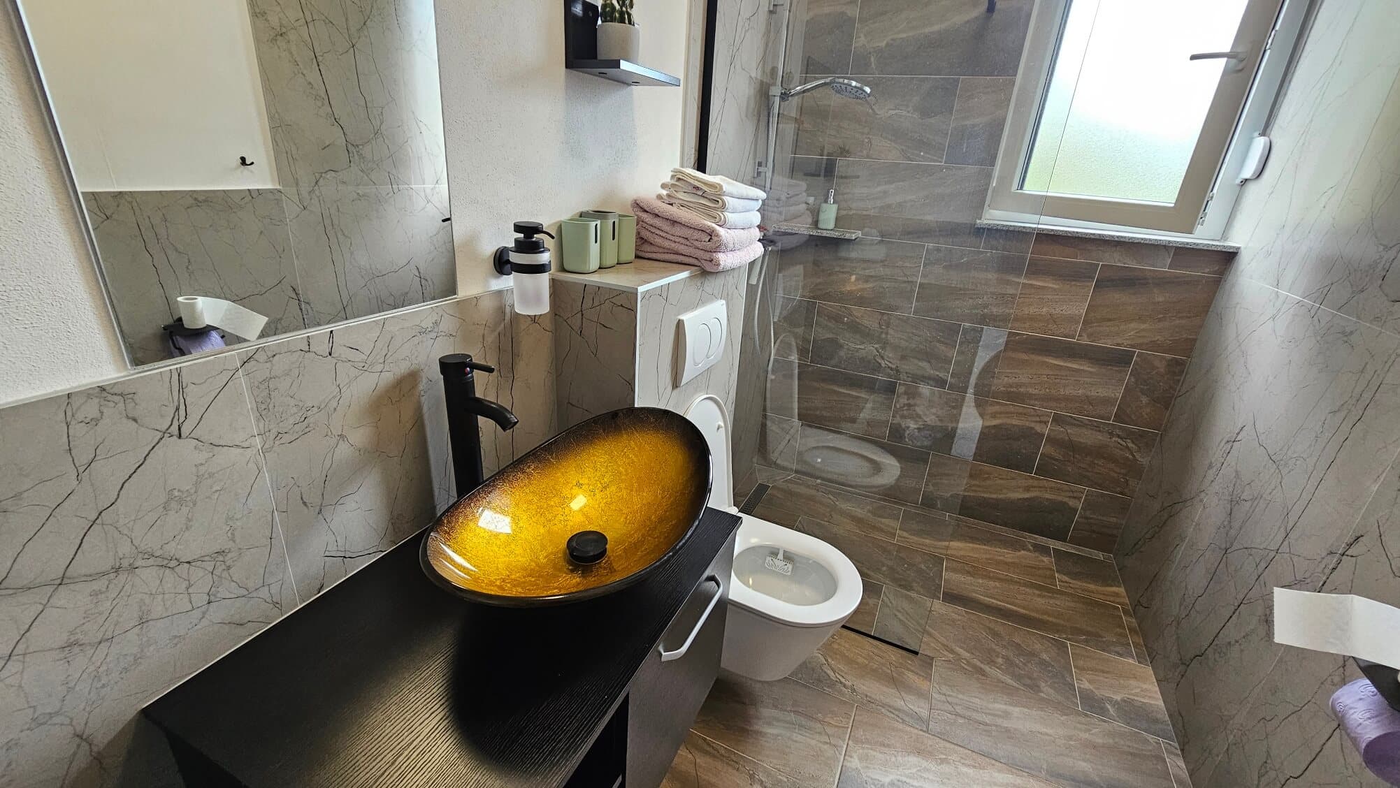 Umivaonik i WC u kupaonici Spavaće sobe 1