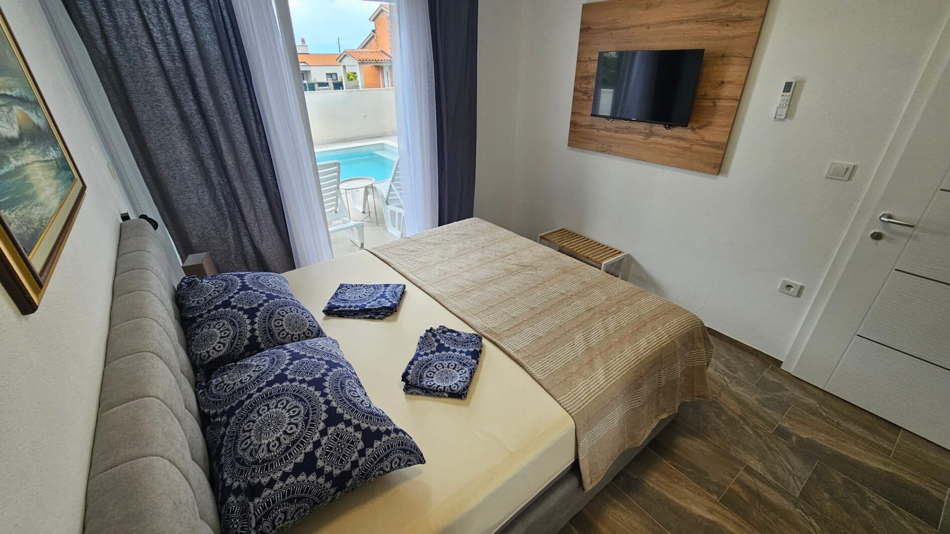 Pogled na bazen iz Spavaće sobe 1