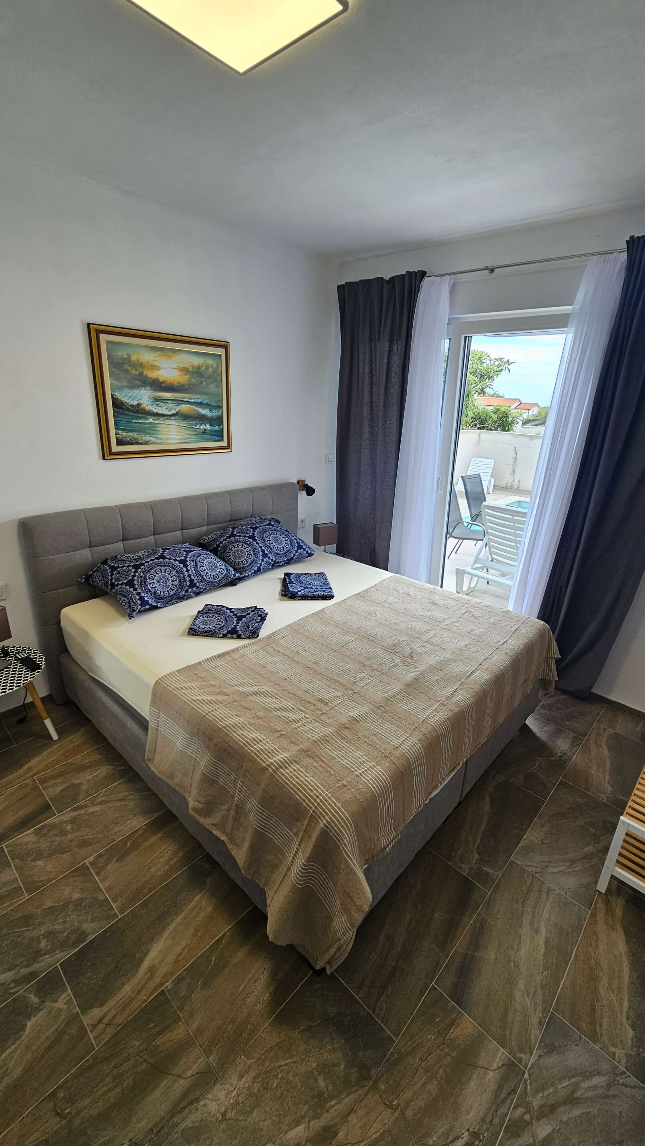 Unutrašnjost spavaće sobe 1 s kupaonicom u Vili Mia - slika 1