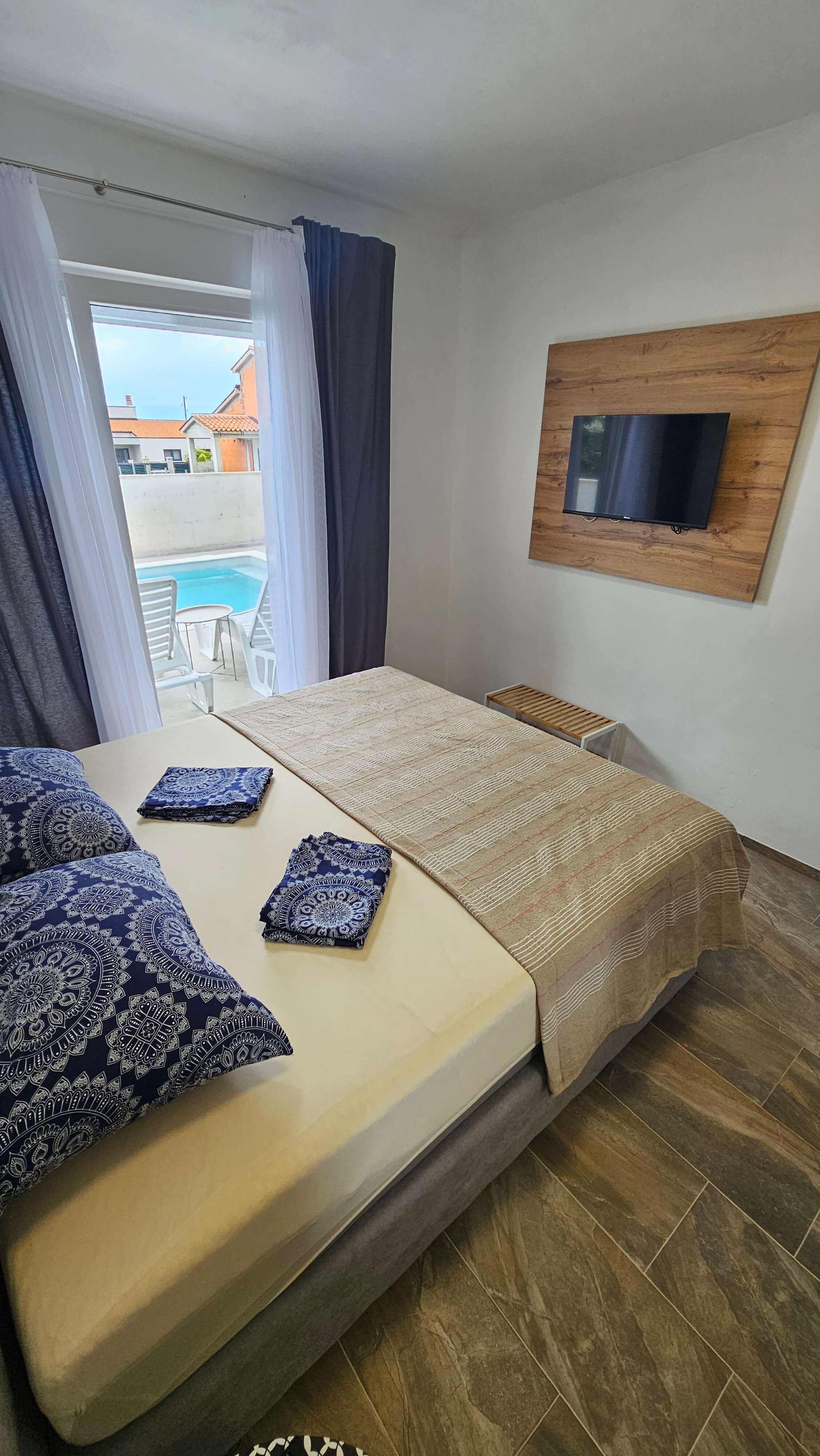 Unutrašnjost spavaće sobe 1 s kupaonicom u Vili Mia - slika 2