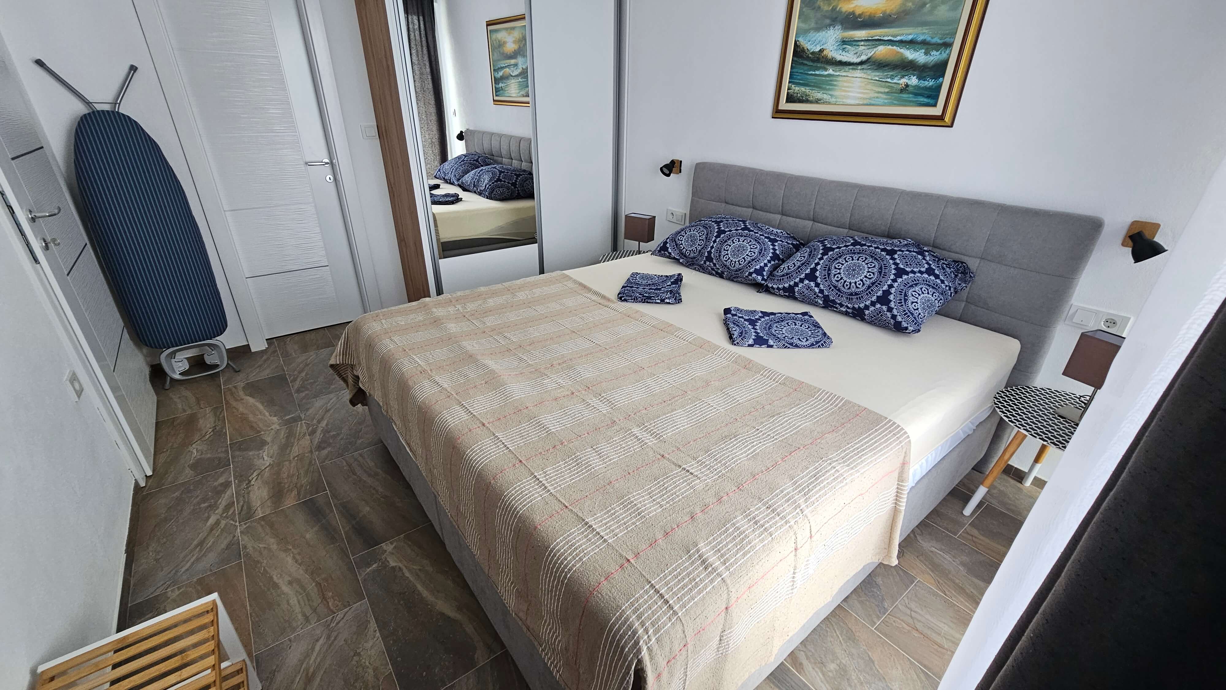 Unutrašnjost spavaće sobe 1 s kupaonicom u Vili Mia - slika 3