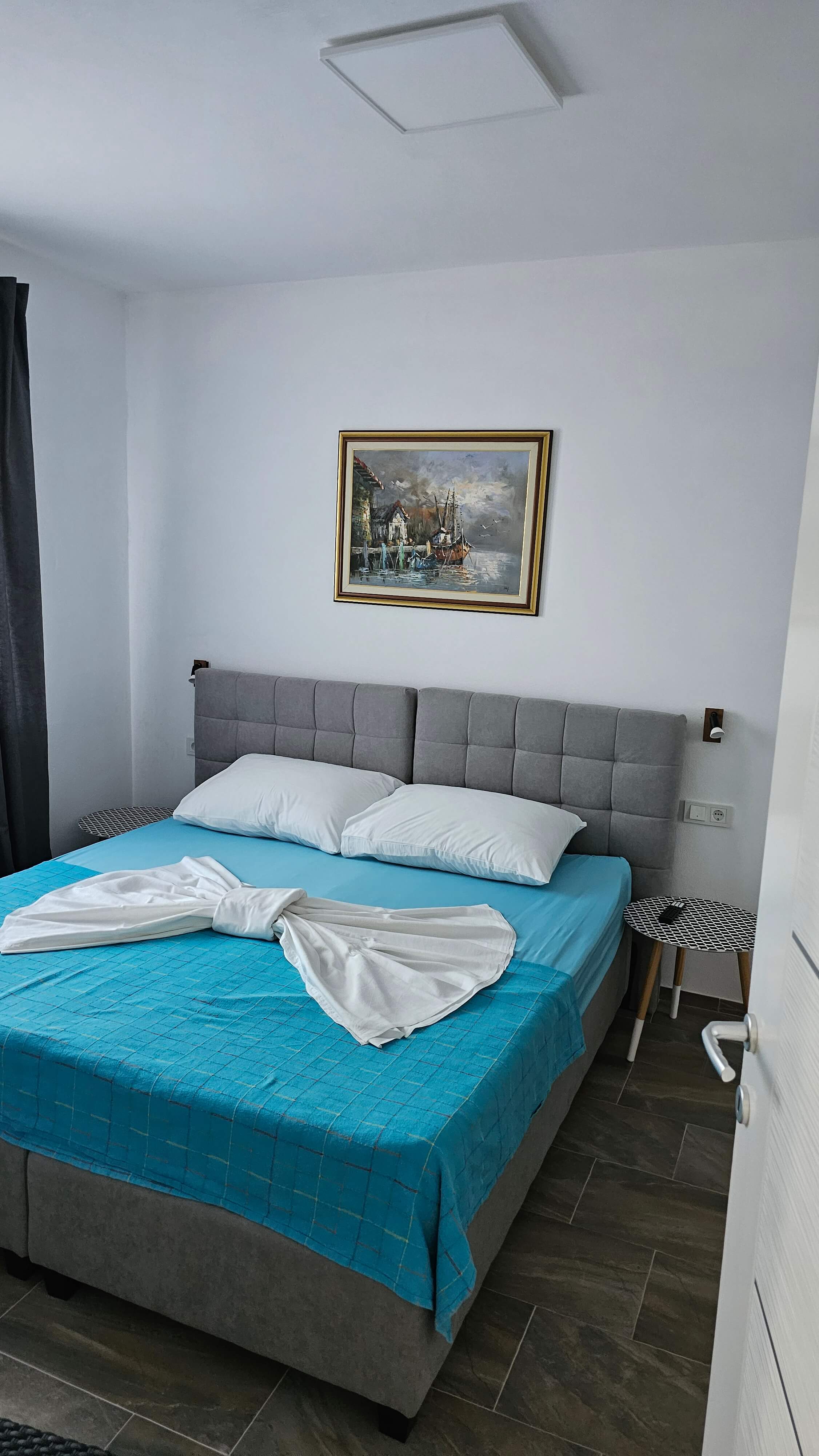 Unutrašnjost spavaće sobe 2 s kupaonicom u Vili Mia - slika 1