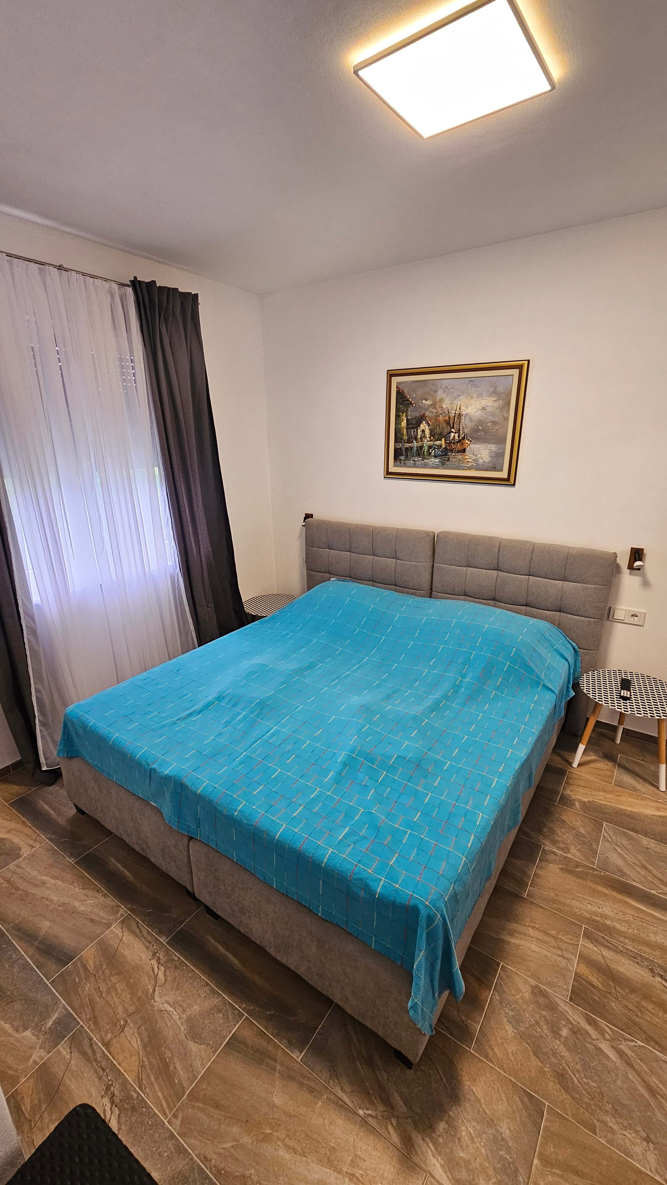 Unutrašnjost spavaće sobe 2 s kupaonicom u Vili Mia - slika 2