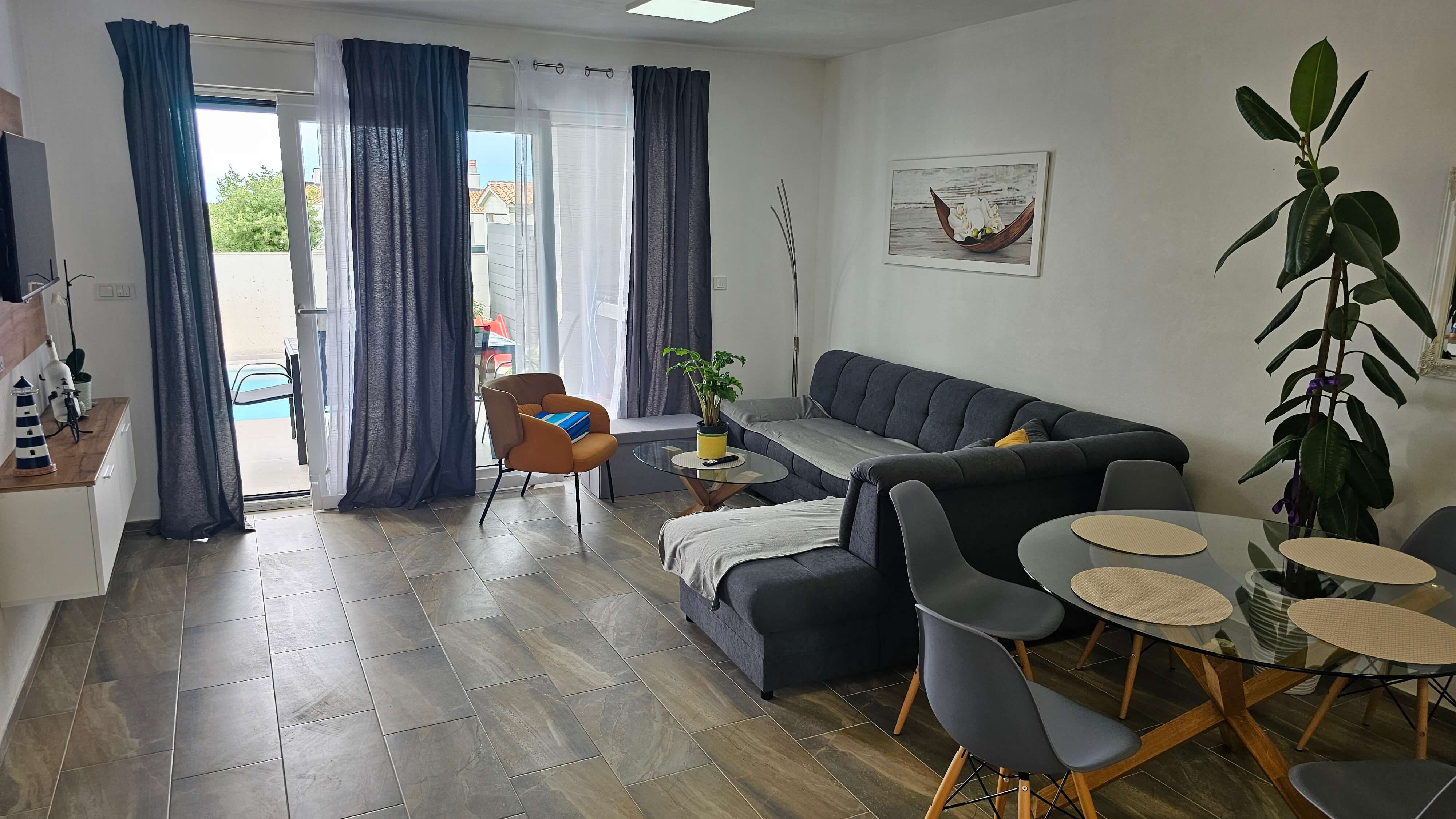 Pogled na blagovaonicu i dnevni boravak u Vili Mia - slika 2