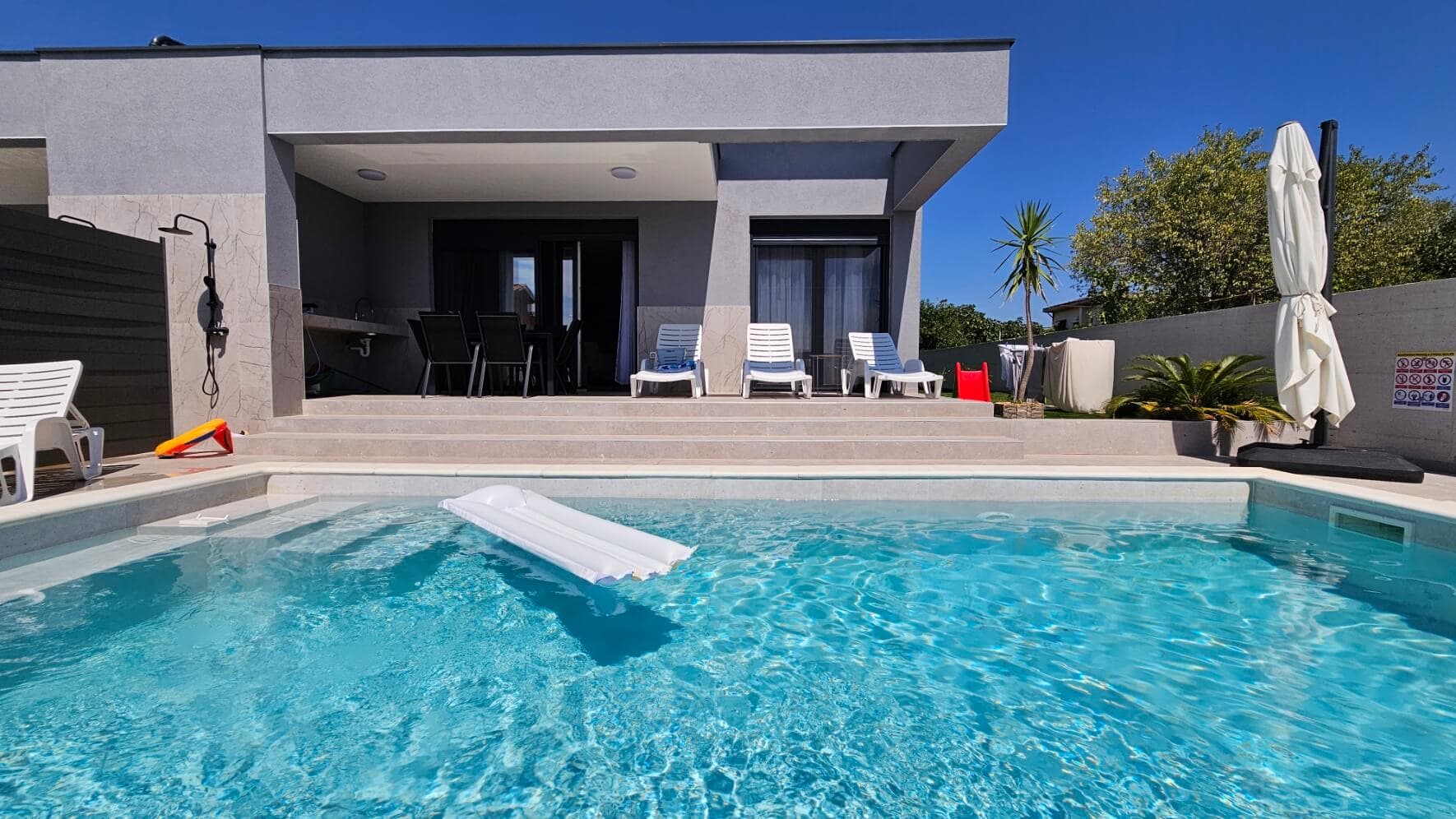 Pogled izbliza na bazen s vanjske terase u Vili Mia