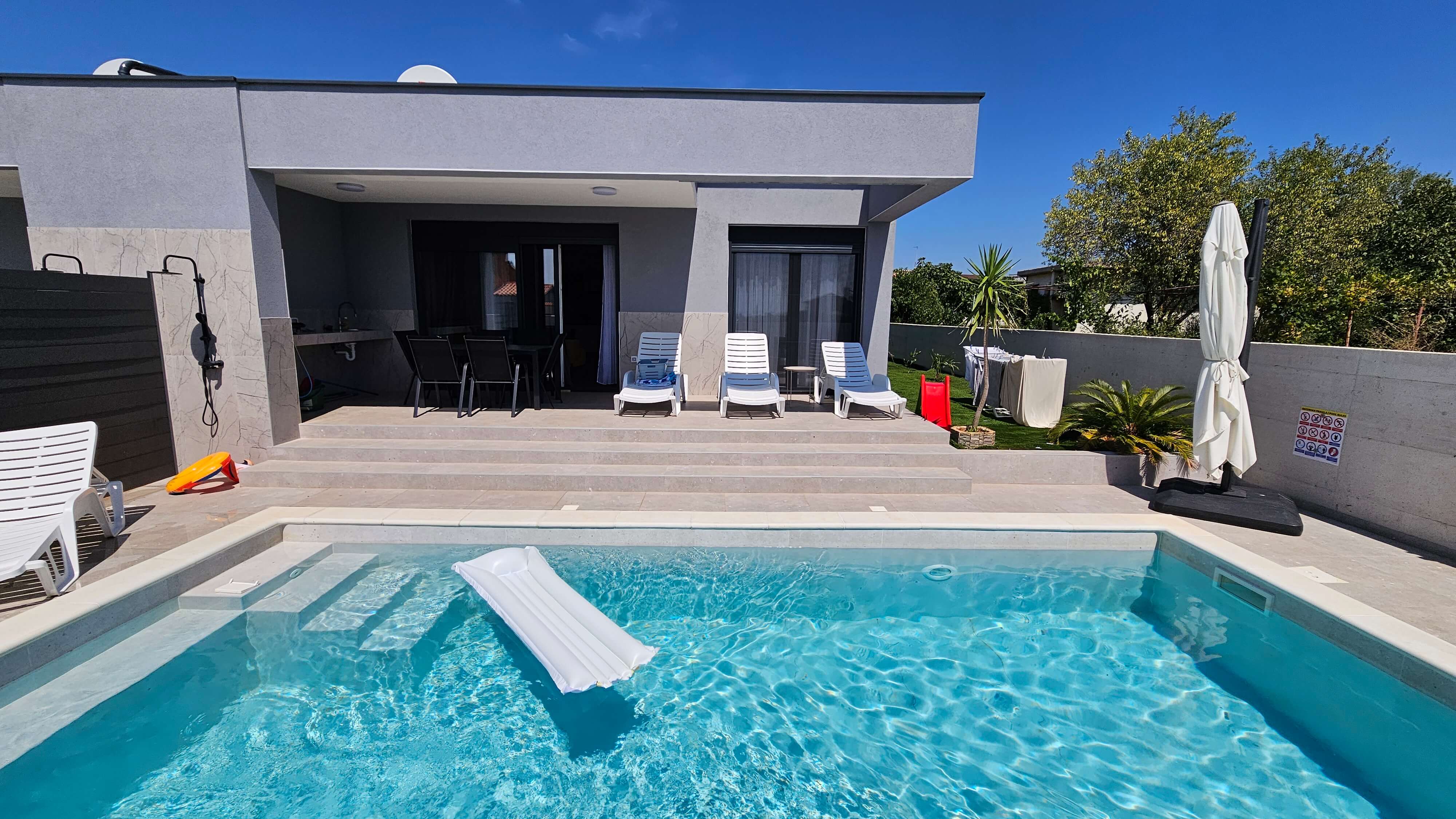 Povišen pogled na bazen s vanjske terase u Vili Mia