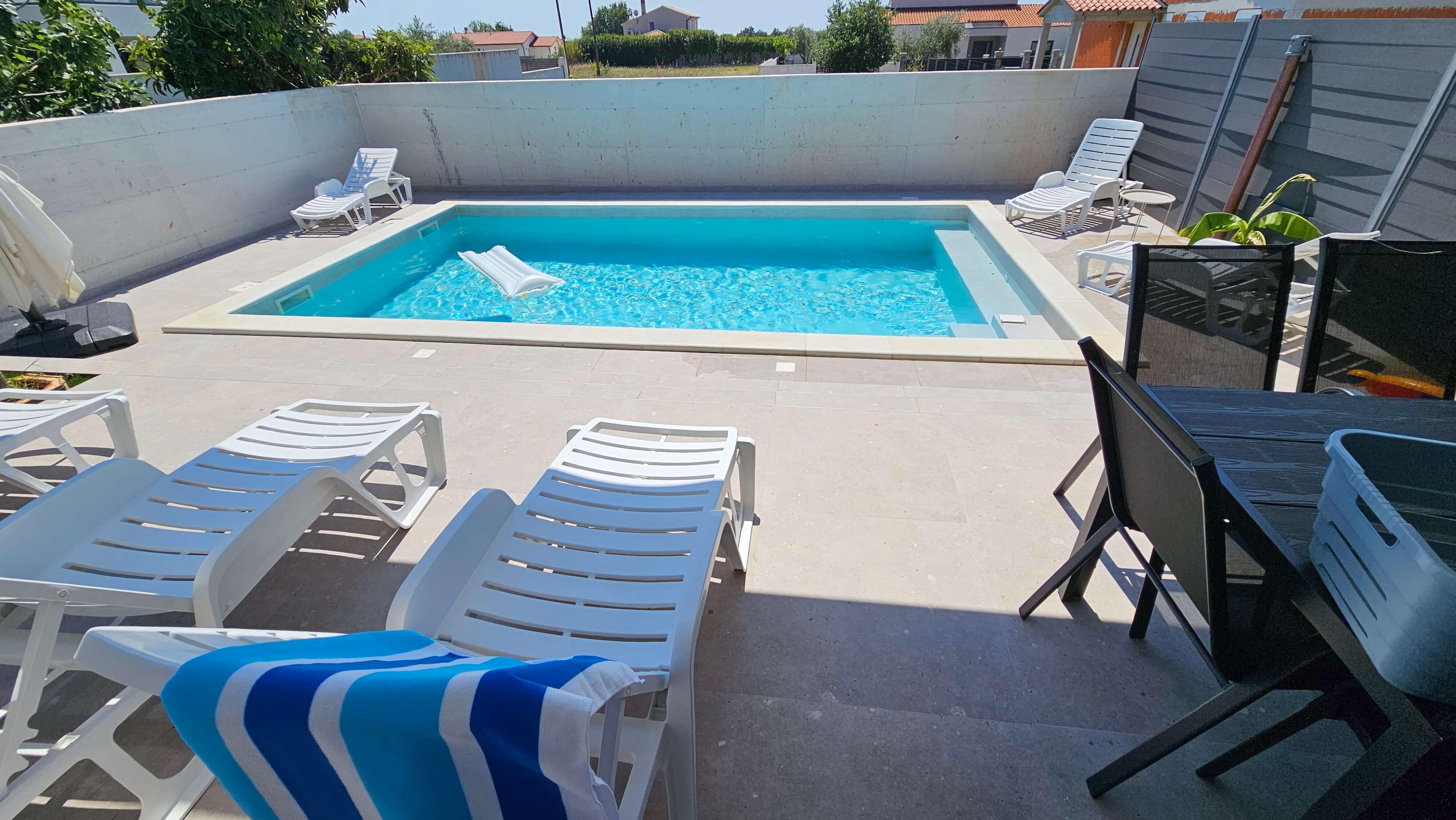 Pogled na bazen s vanjske terase u Vili Mia