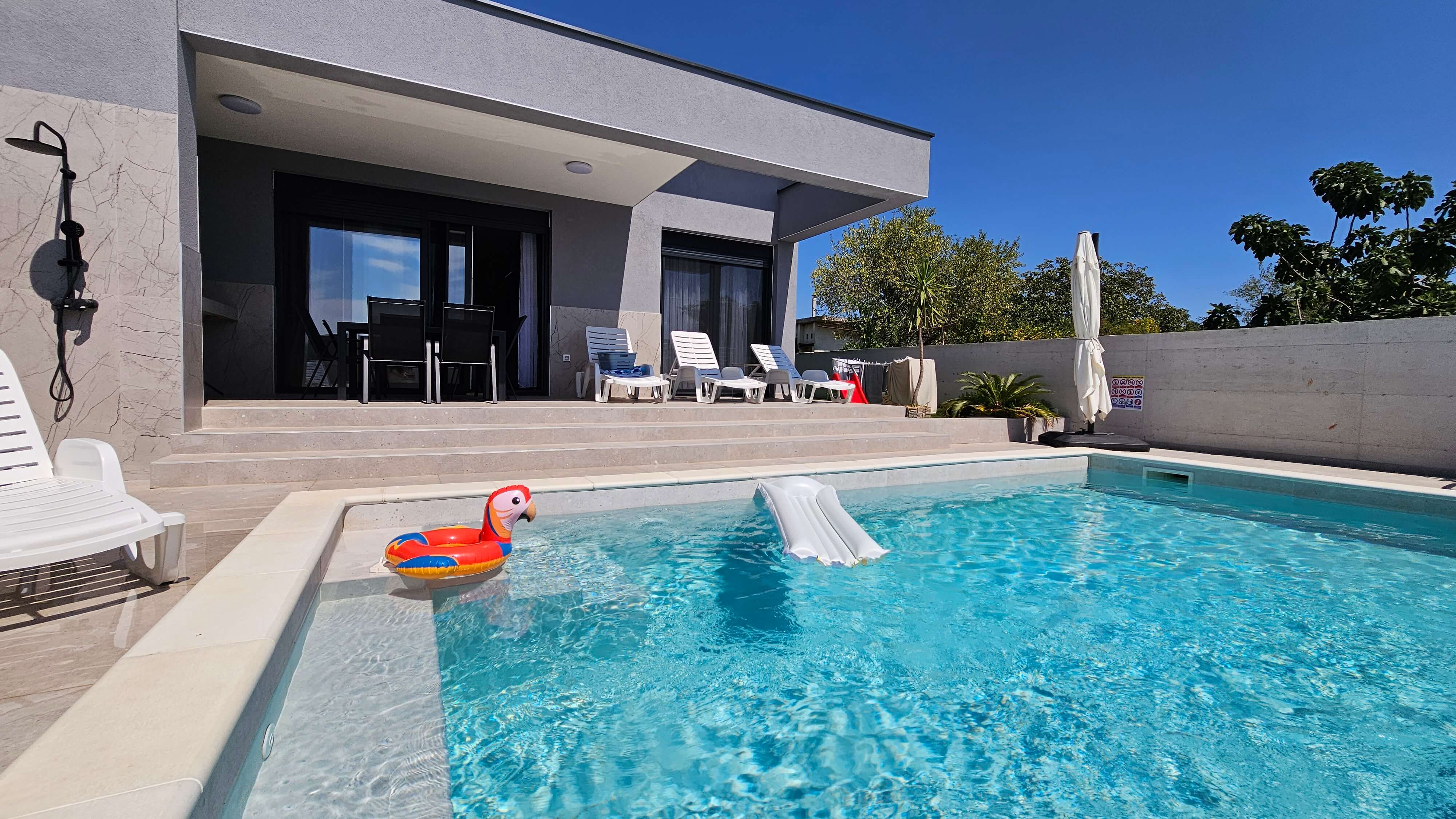 Vanjski pogled na bazen i kuću u Vili Mia