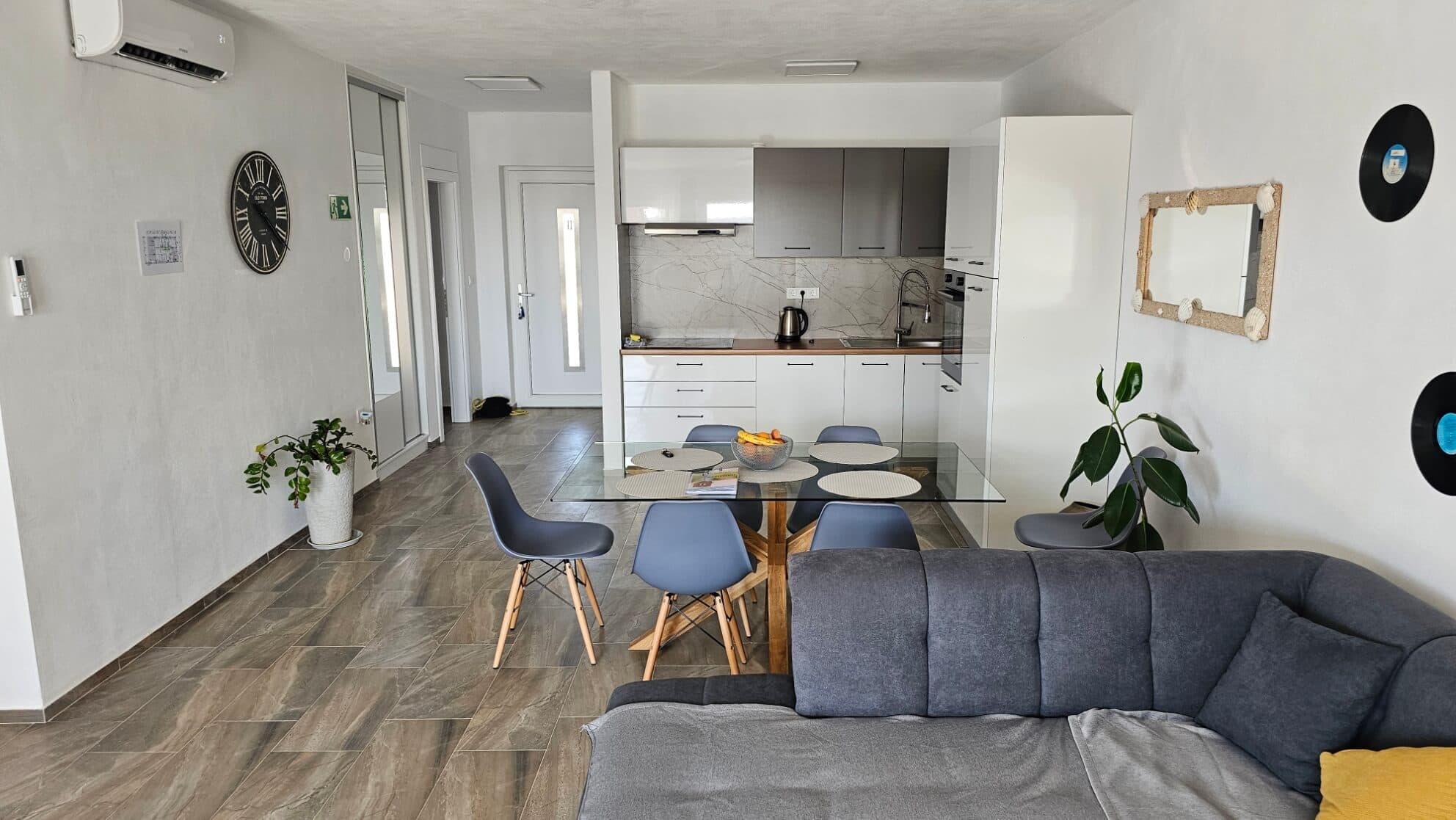 Dnevni boravak i blagovaonica s kuhinjom u Vili Teo