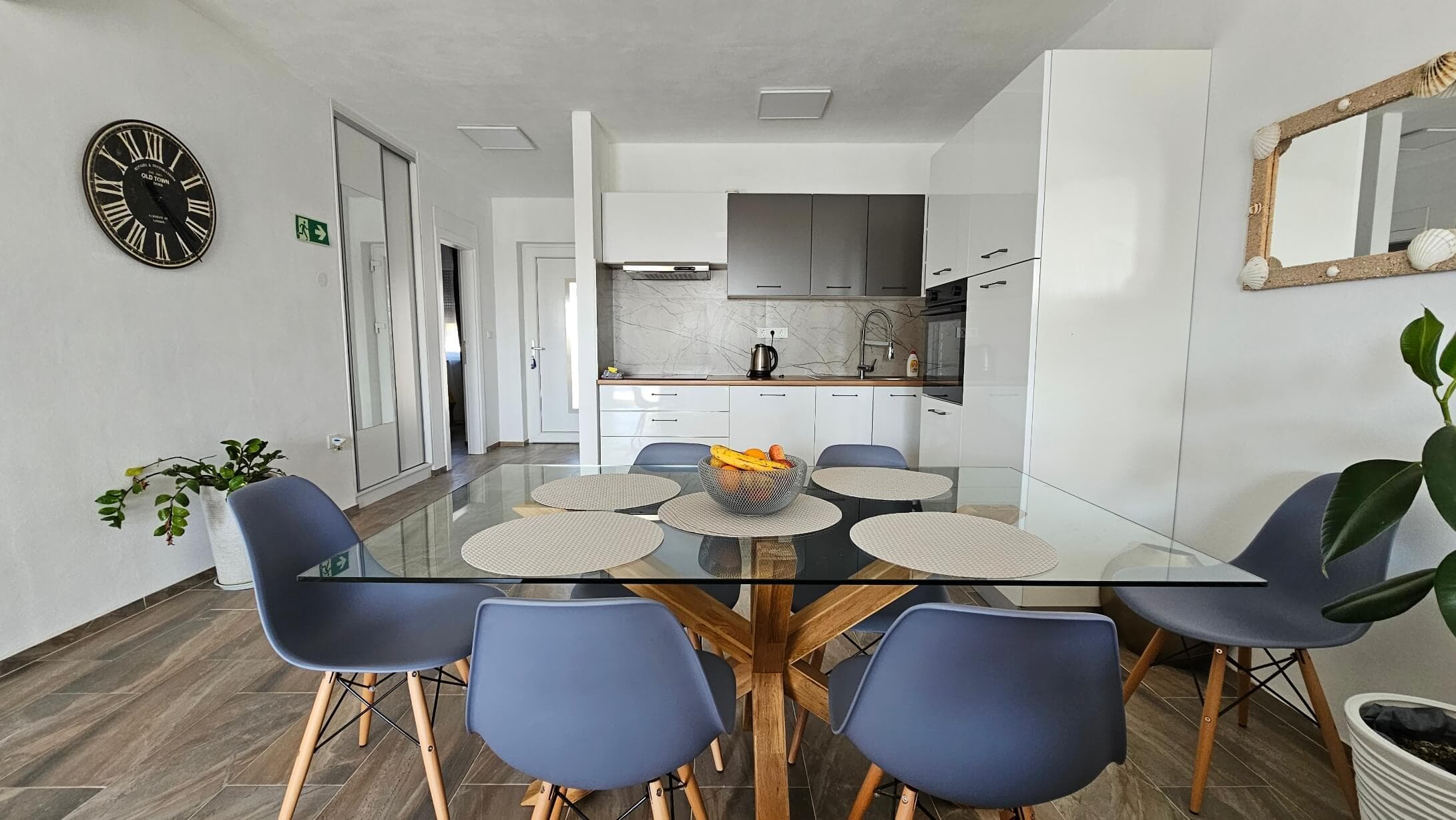 Blagovaonski stol u dnevnom boravku u Vili Teo