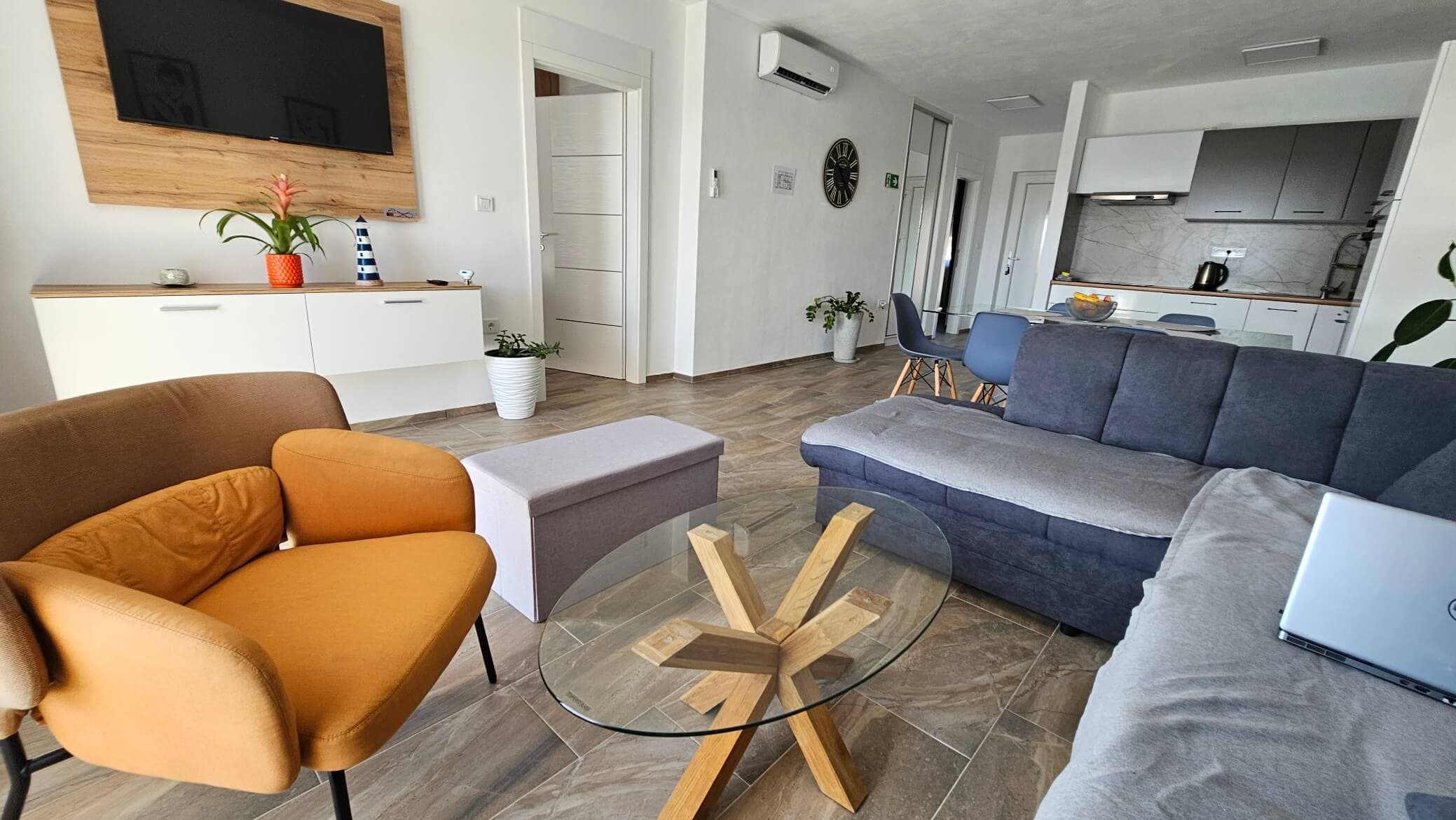 Stolić za kavu i kauč u dnevnom boravku u Vili Teo