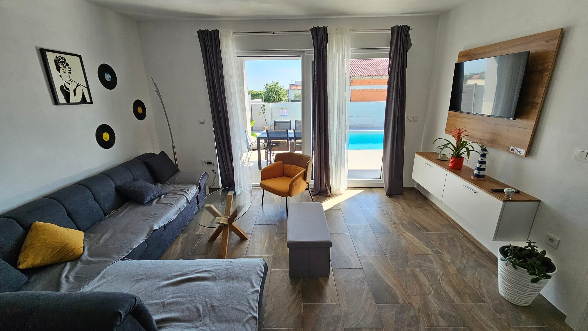 Pogled na bazen iz dnevnog boravka u Vili Teo