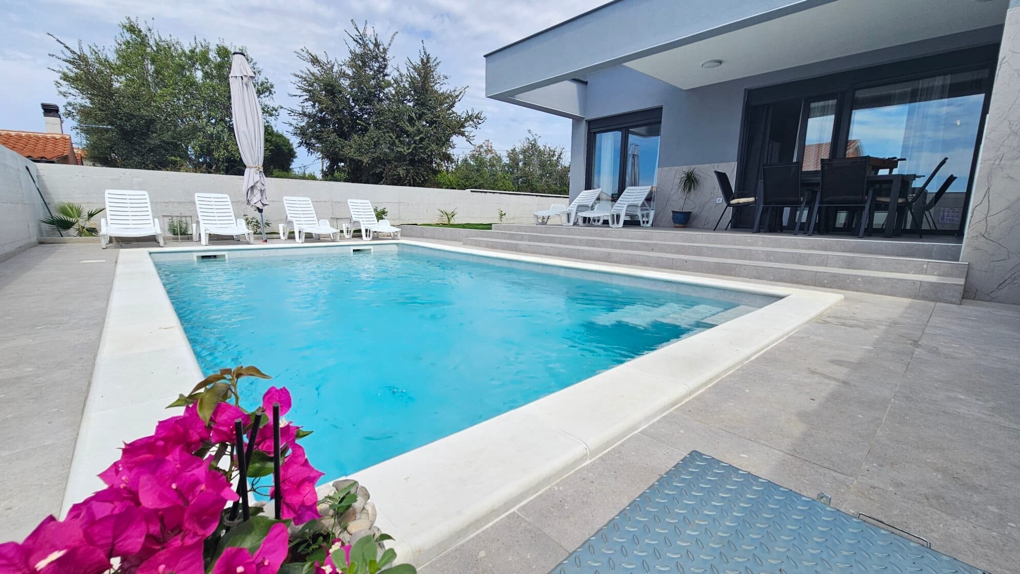 Pogled izbliza na vanjski bazen u Vili Teo