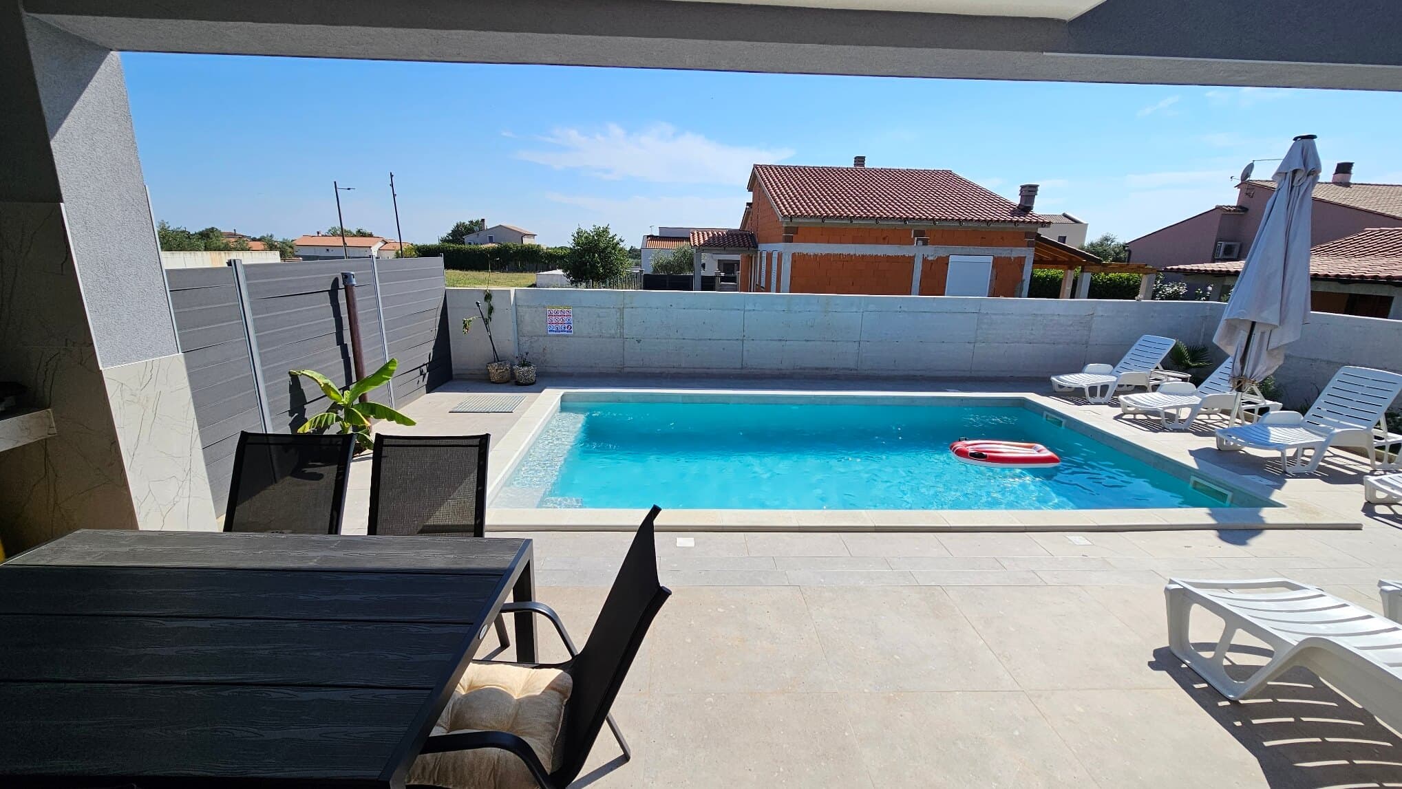 Vanjski bazen gledano s terase u Vili Teo