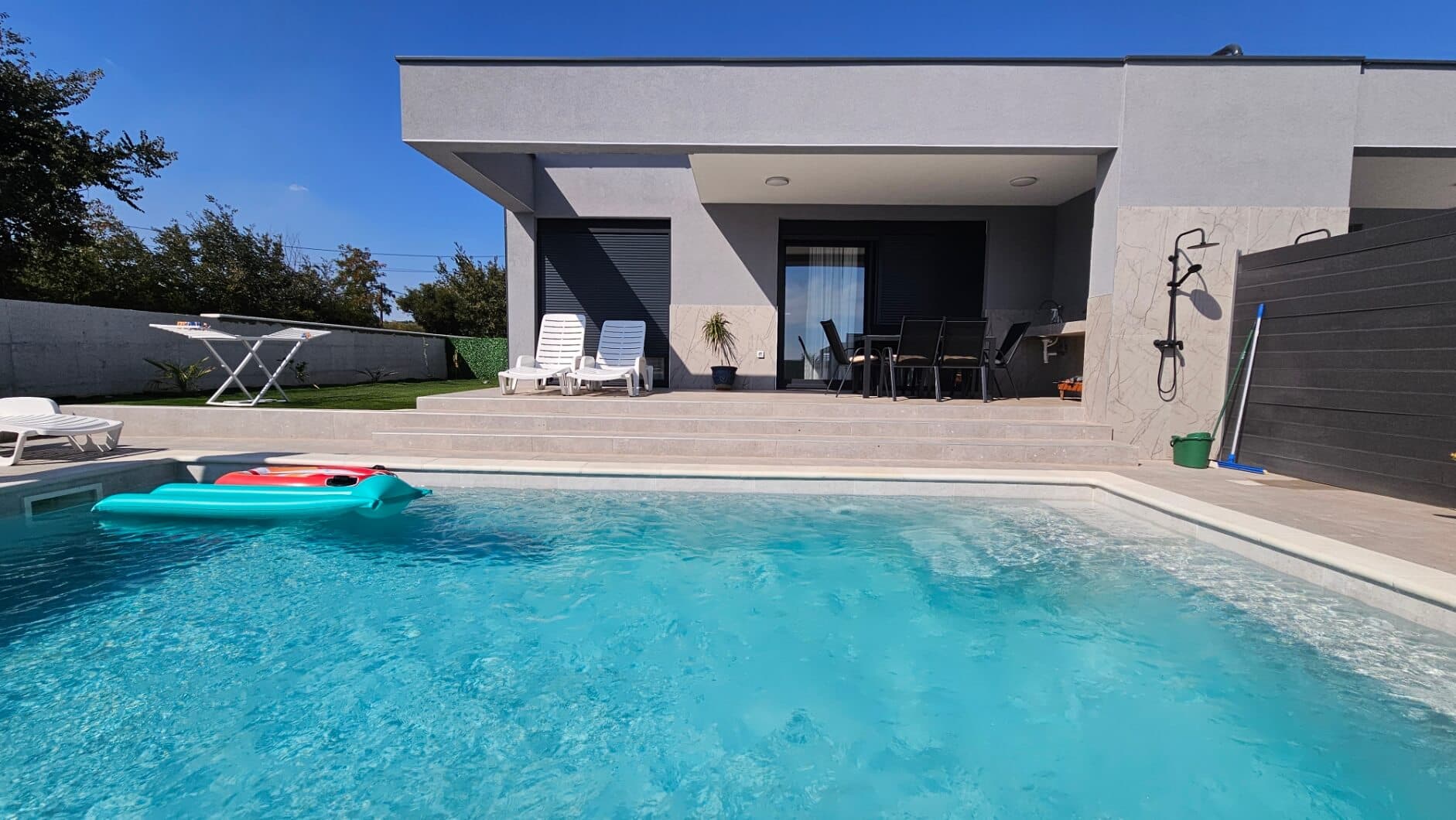 Pogled s terase na vanjski bazen u Vili Teo