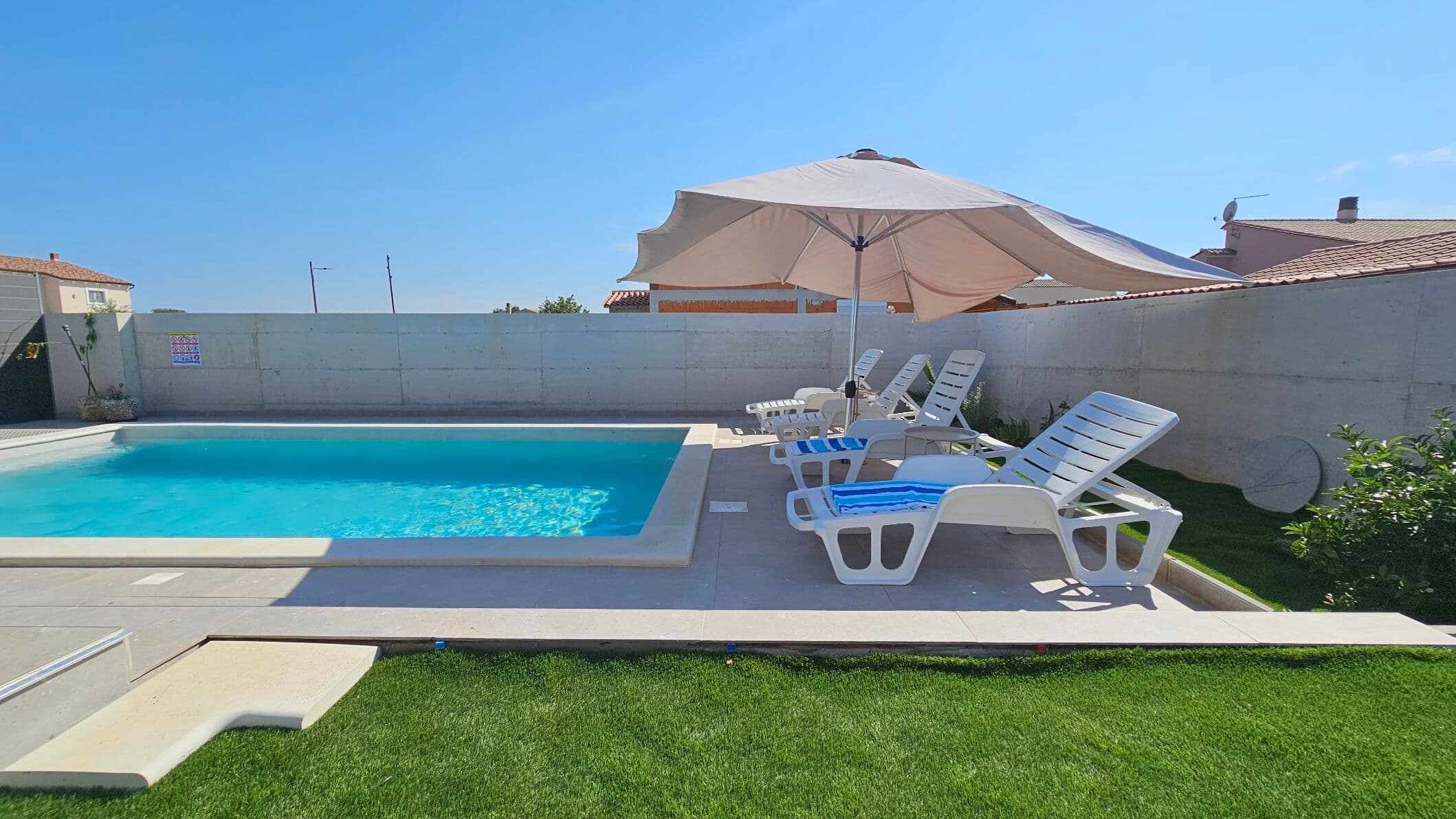 Vanjske ležaljke za opuštanje u Vili Teo