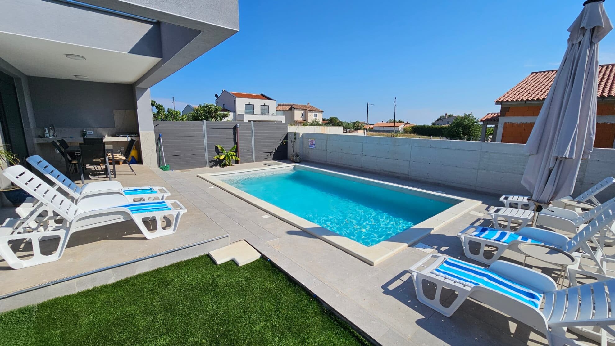 Vanjski pogled na Vilu Teo